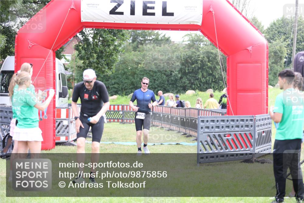 21.06.2026 - 29. Vierlanden-Triathlon Andreas Tolksdorf http://msf.ph/oto/9875856 21.06.2026 11:08:48 Ziel 324, 429, 324, 429 meine-sportfotos.de