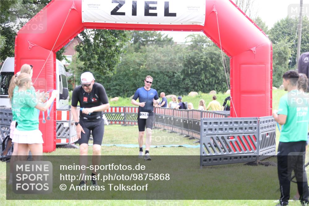 21.06.2026 - 29. Vierlanden-Triathlon Andreas Tolksdorf http://msf.ph/oto/9875868 21.06.2026 11:08:48 Ziel 324, 429, 324, 429 meine-sportfotos.de