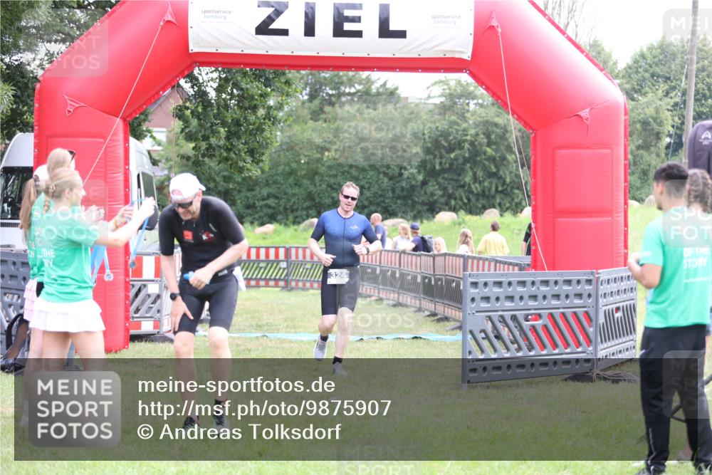 21.06.2026 - 29. Vierlanden-Triathlon Andreas Tolksdorf http://msf.ph/oto/9875907 21.06.2026 11:08:48 Ziel 324, 429, 324, 429 meine-sportfotos.de