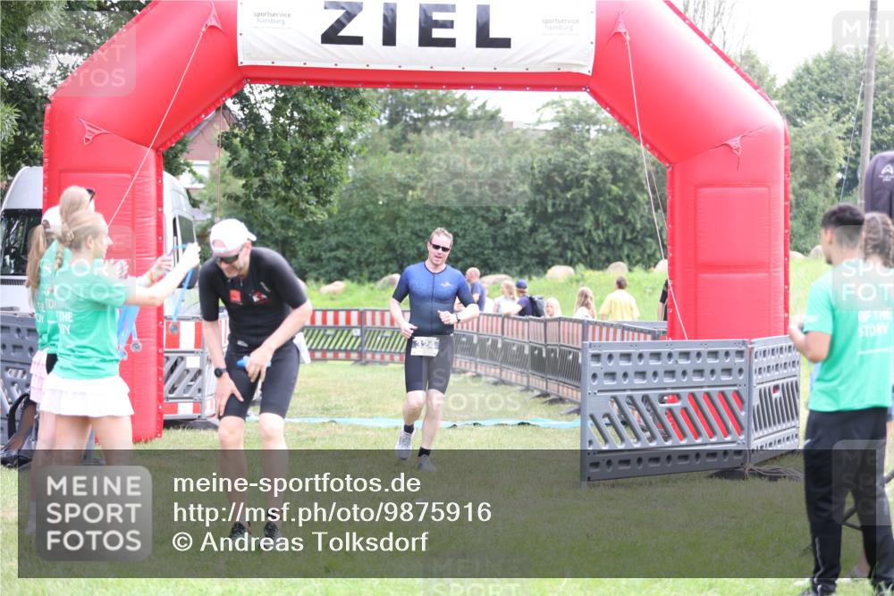 21.06.2026 - 29. Vierlanden-Triathlon Andreas Tolksdorf http://msf.ph/oto/9875916 21.06.2026 11:08:48 Ziel 324, 429, 324, 429 meine-sportfotos.de