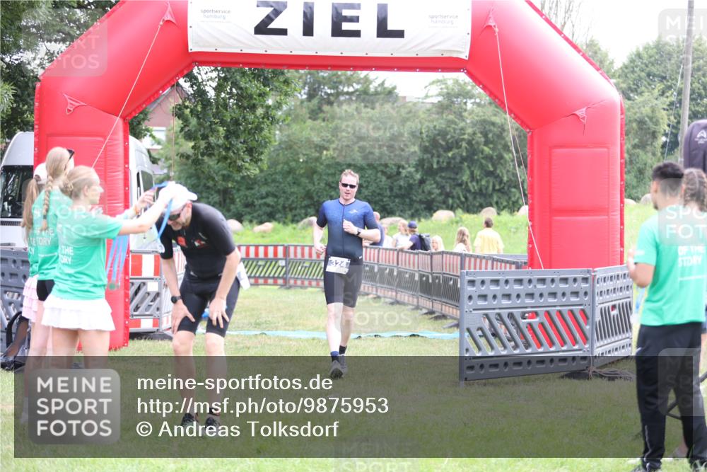 21.06.2026 - 29. Vierlanden-Triathlon Andreas Tolksdorf http://msf.ph/oto/9875953 21.06.2026 11:08:49 Ziel 324, 429, 324, 429 meine-sportfotos.de
