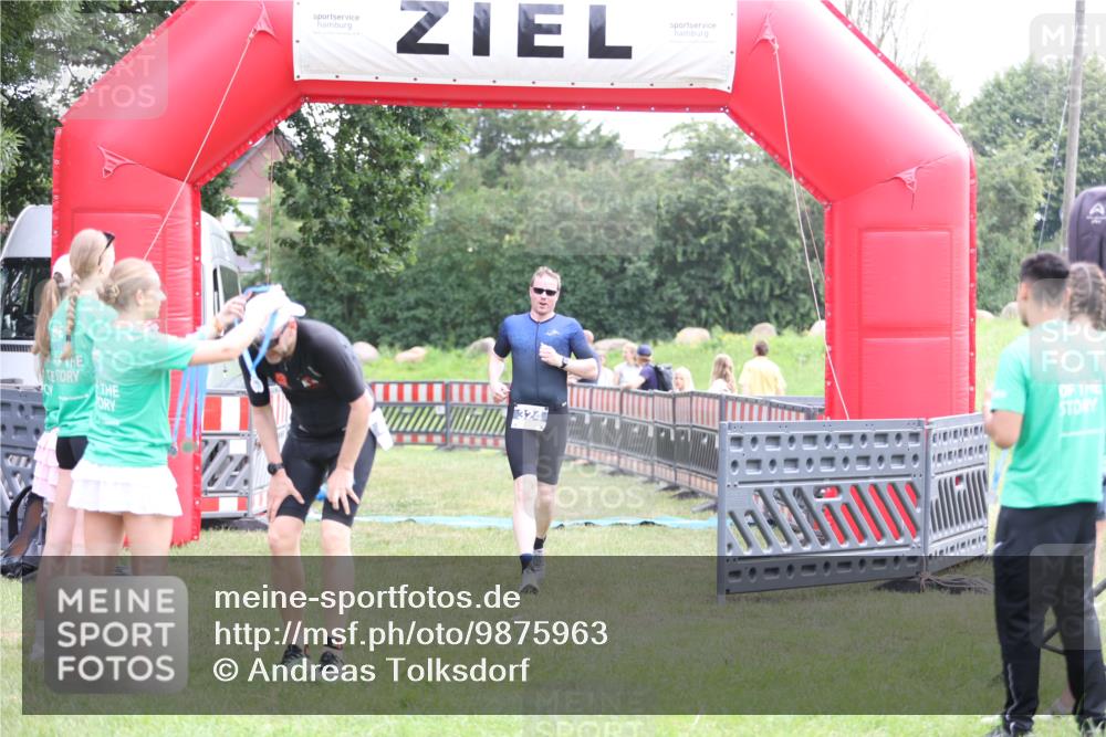21.06.2026 - 29. Vierlanden-Triathlon Andreas Tolksdorf http://msf.ph/oto/9875963 21.06.2026 11:08:49 Ziel 324, 429, 324, 429 meine-sportfotos.de