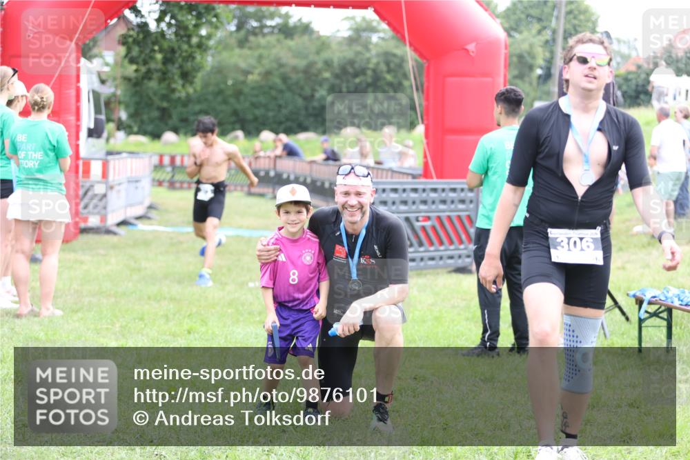 21.06.2026 - 29. Vierlanden-Triathlon Andreas Tolksdorf http://msf.ph/oto/9876101 21.06.2026 11:09:17 Ziel  meine-sportfotos.de