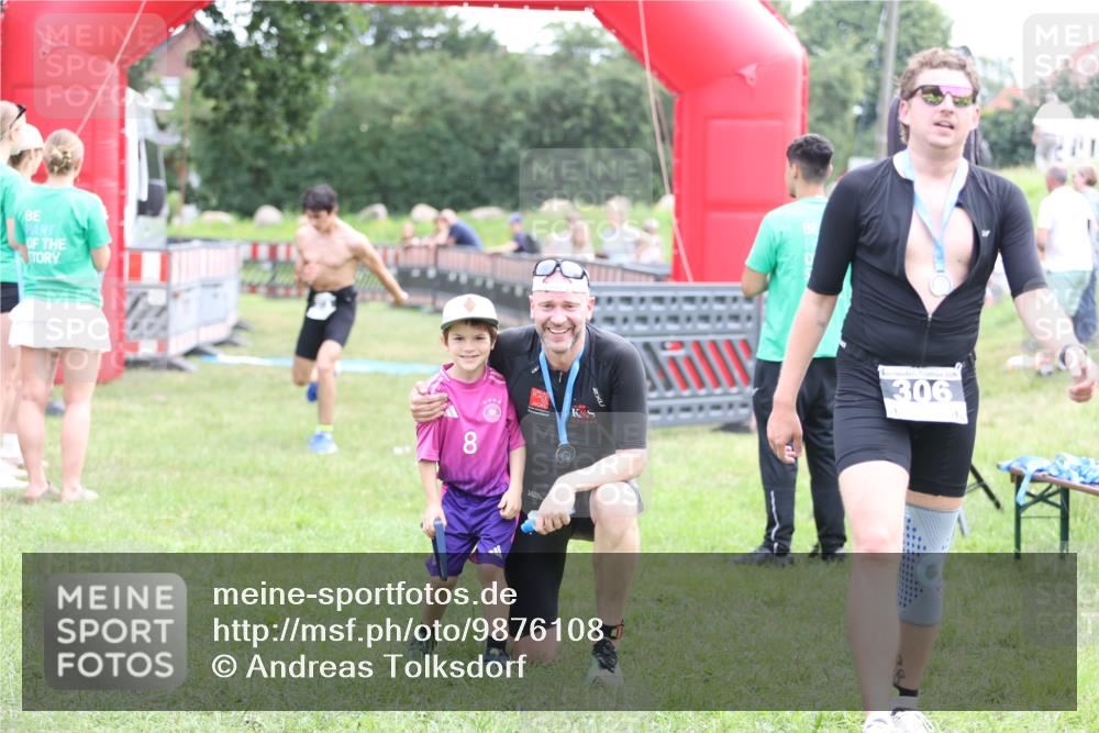 21.06.2026 - 29. Vierlanden-Triathlon Andreas Tolksdorf http://msf.ph/oto/9876108 21.06.2026 11:09:17 Ziel  meine-sportfotos.de