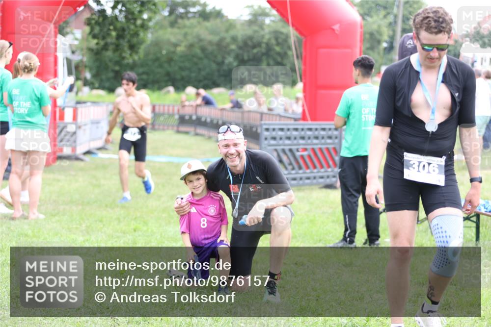 21.06.2026 - 29. Vierlanden-Triathlon Andreas Tolksdorf http://msf.ph/oto/9876157 21.06.2026 11:09:17 Ziel  meine-sportfotos.de
