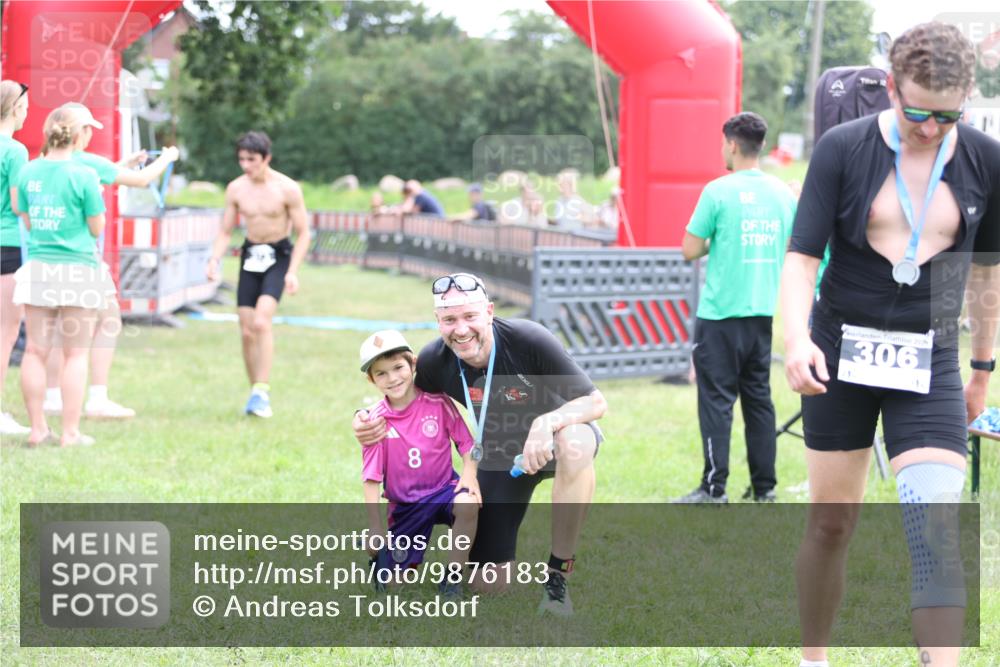 21.06.2026 - 29. Vierlanden-Triathlon Andreas Tolksdorf http://msf.ph/oto/9876183 21.06.2026 11:09:17 Ziel  meine-sportfotos.de