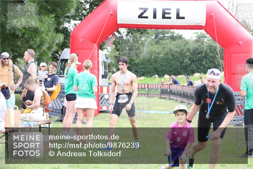 21.06.2026 - 29. Vierlanden-Triathlon Andreas Tolksdorf http://msf.ph/oto/9876239 21.06.2026 11:09:20 Ziel  meine-sportfotos.de