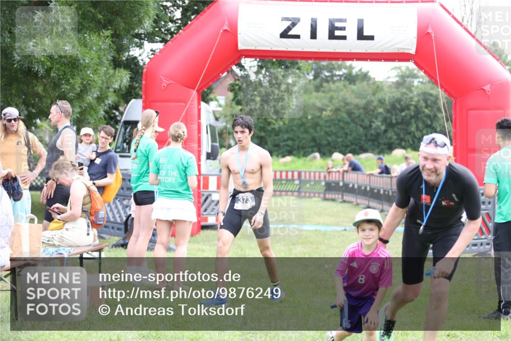 21.06.2026 - 29. Vierlanden-Triathlon Andreas Tolksdorf http://msf.ph/oto/9876249 21.06.2026 11:09:20 Ziel  meine-sportfotos.de