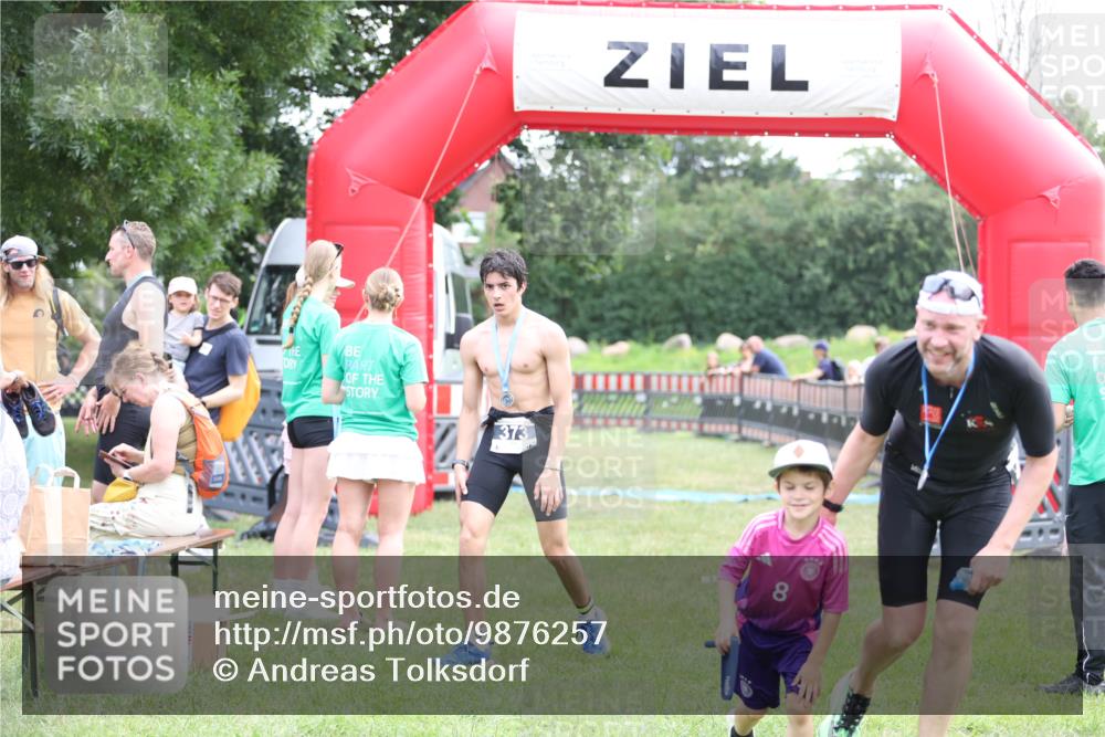21.06.2026 - 29. Vierlanden-Triathlon Andreas Tolksdorf http://msf.ph/oto/9876257 21.06.2026 11:09:20 Ziel  meine-sportfotos.de