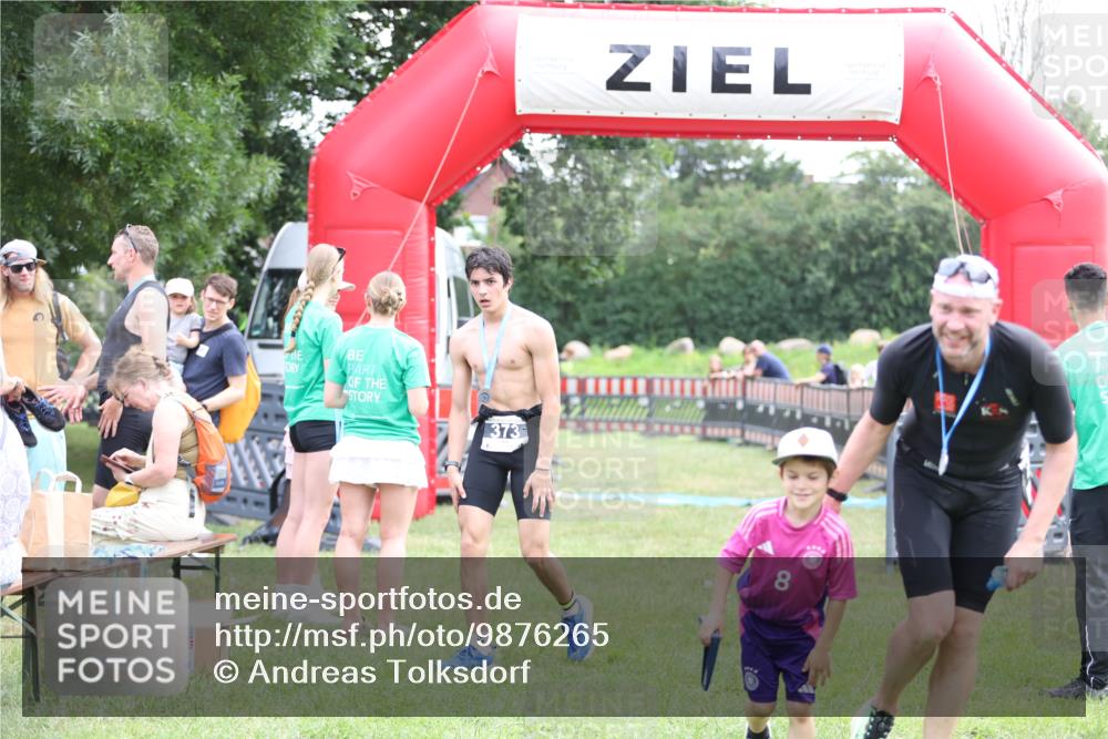 21.06.2026 - 29. Vierlanden-Triathlon Andreas Tolksdorf http://msf.ph/oto/9876265 21.06.2026 11:09:20 Ziel  meine-sportfotos.de