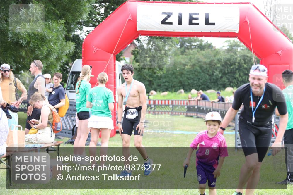21.06.2026 - 29. Vierlanden-Triathlon Andreas Tolksdorf http://msf.ph/oto/9876277 21.06.2026 11:09:20 Ziel  meine-sportfotos.de