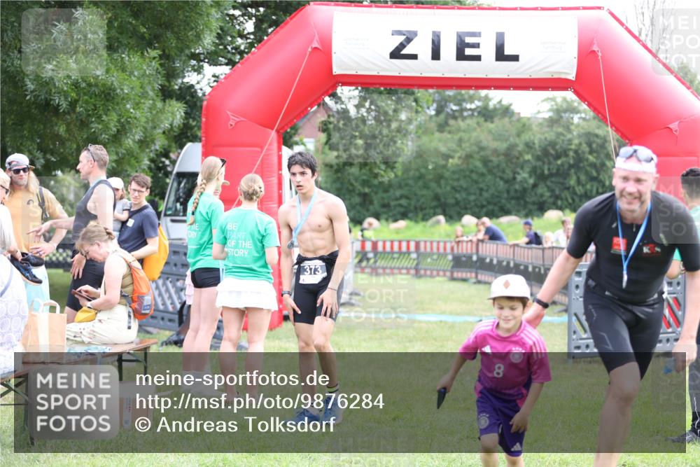 21.06.2026 - 29. Vierlanden-Triathlon Andreas Tolksdorf http://msf.ph/oto/9876284 21.06.2026 11:09:20 Ziel  meine-sportfotos.de