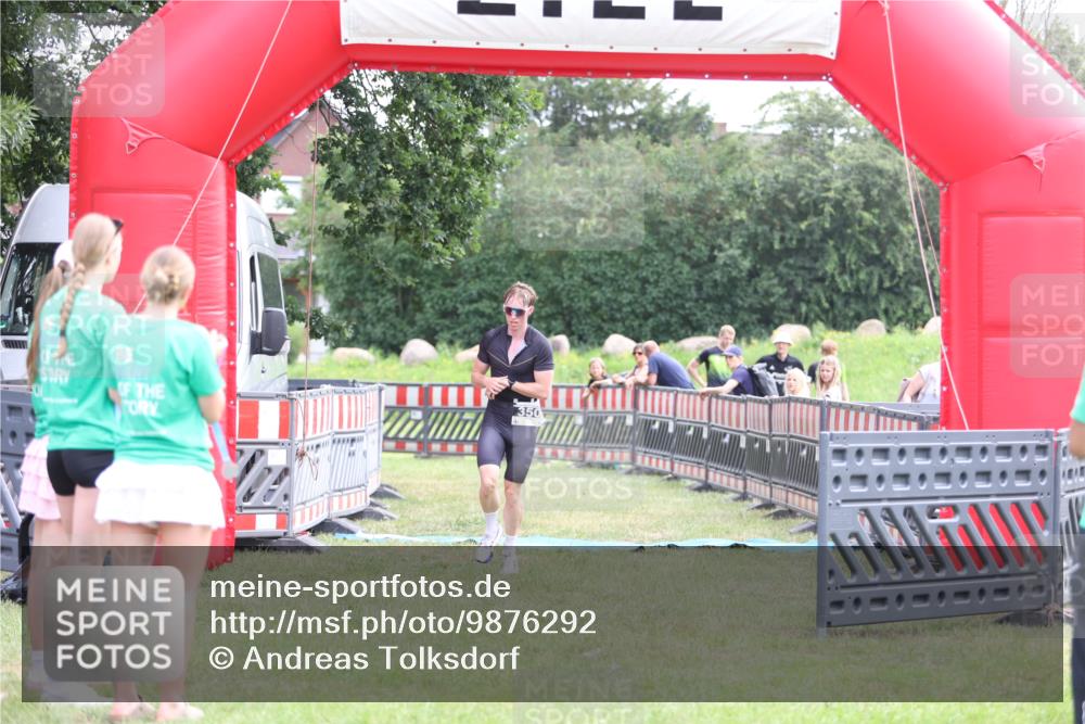 21.06.2026 - 29. Vierlanden-Triathlon Andreas Tolksdorf http://msf.ph/oto/9876292 21.06.2026 11:09:33 Ziel 350, 350 meine-sportfotos.de