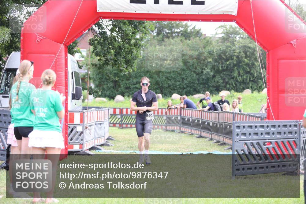 21.06.2026 - 29. Vierlanden-Triathlon Andreas Tolksdorf http://msf.ph/oto/9876347 21.06.2026 11:09:33 Ziel 350, 350 meine-sportfotos.de
