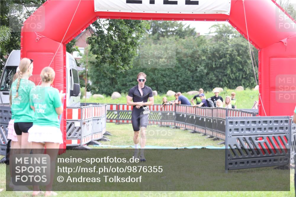 21.06.2026 - 29. Vierlanden-Triathlon Andreas Tolksdorf http://msf.ph/oto/9876355 21.06.2026 11:09:33 Ziel 350, 350 meine-sportfotos.de
