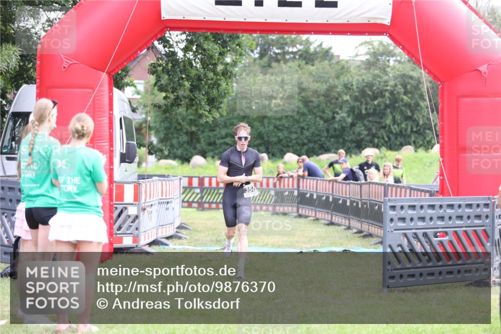 21.06.2026 - 29. Vierlanden-Triathlon Andreas Tolksdorf http://msf.ph/oto/9876370 21.06.2026 11:09:33 Ziel 350, 350 meine-sportfotos.de