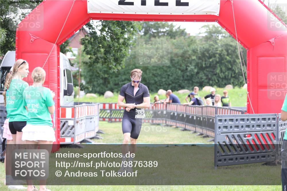 21.06.2026 - 29. Vierlanden-Triathlon Andreas Tolksdorf http://msf.ph/oto/9876389 21.06.2026 11:09:34 Ziel 350, 350 meine-sportfotos.de