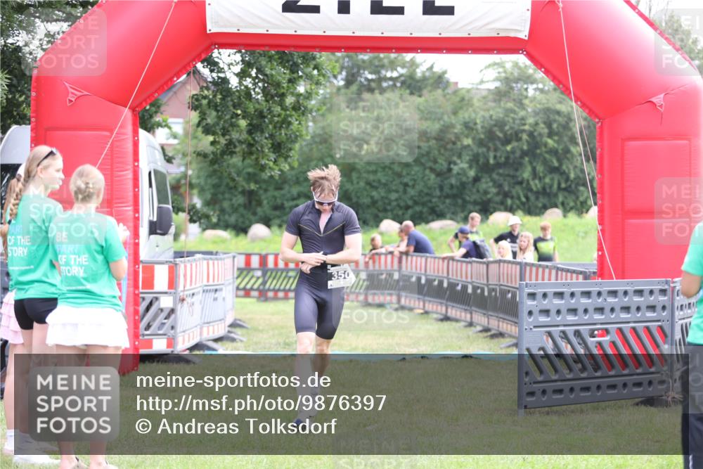 21.06.2026 - 29. Vierlanden-Triathlon Andreas Tolksdorf http://msf.ph/oto/9876397 21.06.2026 11:09:34 Ziel 350, 350 meine-sportfotos.de