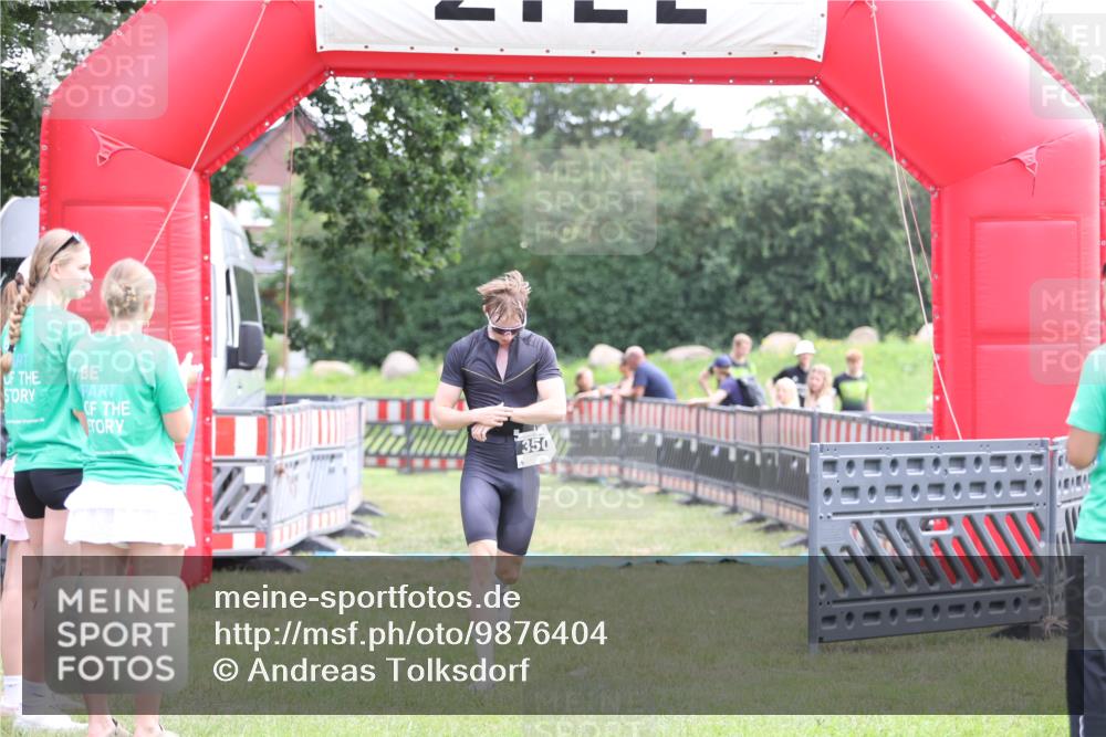 21.06.2026 - 29. Vierlanden-Triathlon Andreas Tolksdorf http://msf.ph/oto/9876404 21.06.2026 11:09:34 Ziel 350, 350 meine-sportfotos.de