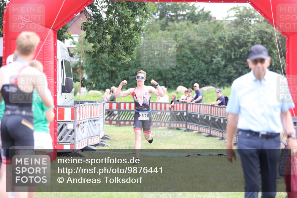 21.06.2026 - 29. Vierlanden-Triathlon Andreas Tolksdorf http://msf.ph/oto/9876441 21.06.2026 11:10:18 Ziel  meine-sportfotos.de