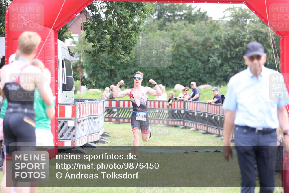 21.06.2026 - 29. Vierlanden-Triathlon Andreas Tolksdorf http://msf.ph/oto/9876450 21.06.2026 11:10:18 Ziel  meine-sportfotos.de
