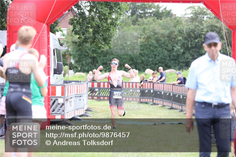 21.06.2026 - 29. Vierlanden-Triathlon Andreas Tolksdorf http://msf.ph/oto/9876457 21.06.2026 11:10:18 Ziel  meine-sportfotos.de