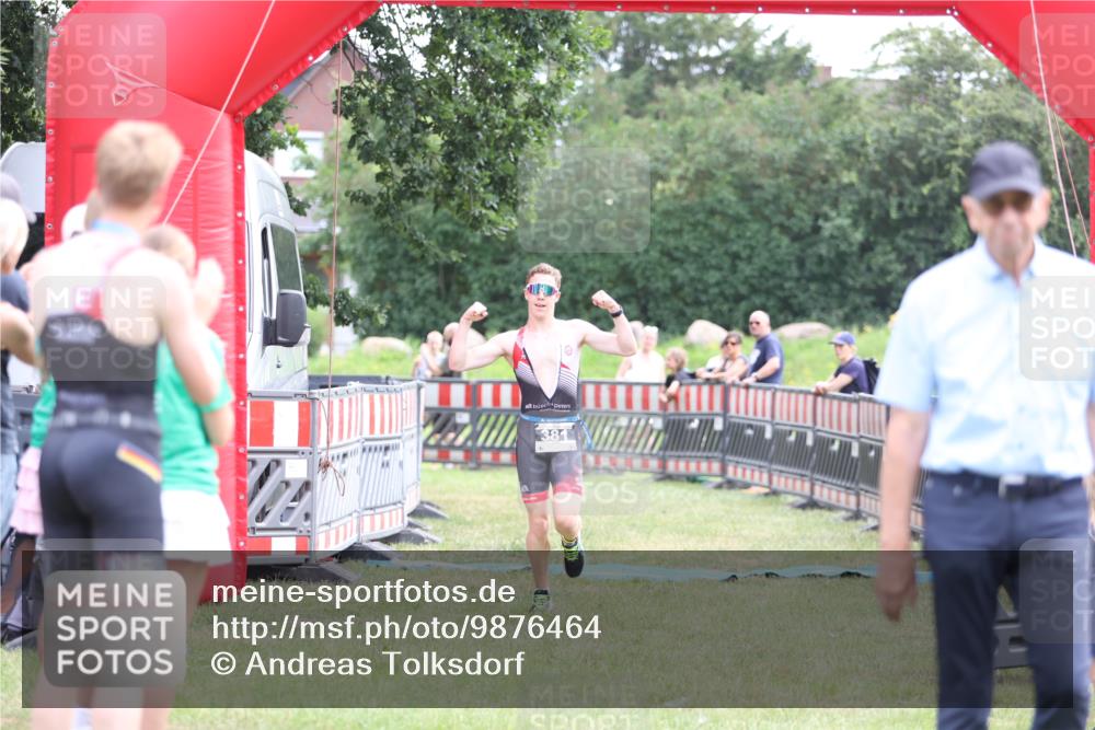 21.06.2026 - 29. Vierlanden-Triathlon Andreas Tolksdorf http://msf.ph/oto/9876464 21.06.2026 11:10:18 Ziel  meine-sportfotos.de