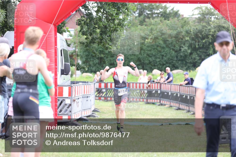 21.06.2026 - 29. Vierlanden-Triathlon Andreas Tolksdorf http://msf.ph/oto/9876477 21.06.2026 11:10:18 Ziel  meine-sportfotos.de