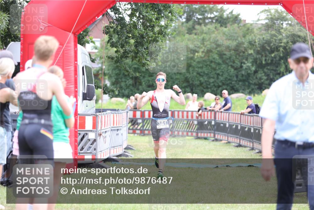 21.06.2026 - 29. Vierlanden-Triathlon Andreas Tolksdorf http://msf.ph/oto/9876487 21.06.2026 11:10:18 Ziel  meine-sportfotos.de