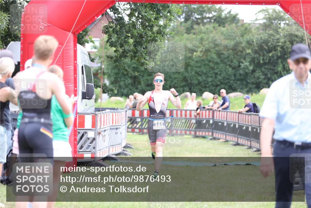 21.06.2026 - 29. Vierlanden-Triathlon Andreas Tolksdorf http://msf.ph/oto/9876493 21.06.2026 11:10:18 Ziel  meine-sportfotos.de