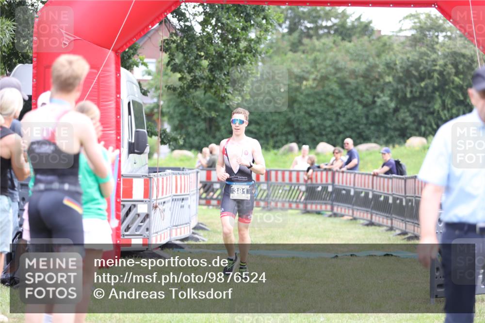 21.06.2026 - 29. Vierlanden-Triathlon Andreas Tolksdorf http://msf.ph/oto/9876524 21.06.2026 11:10:18 Ziel  meine-sportfotos.de