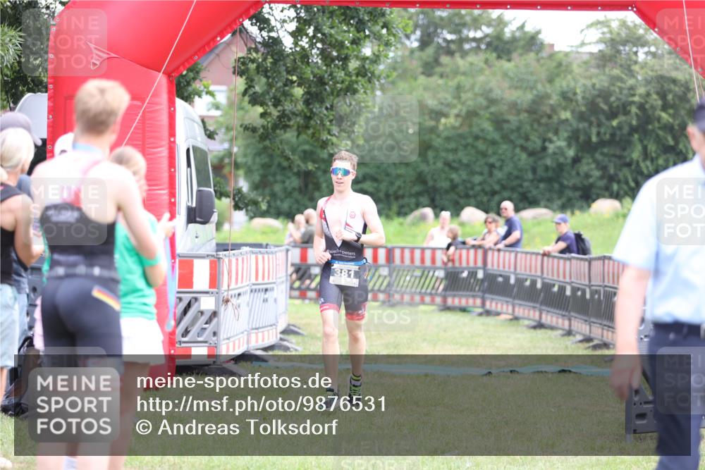 21.06.2026 - 29. Vierlanden-Triathlon Andreas Tolksdorf http://msf.ph/oto/9876531 21.06.2026 11:10:18 Ziel  meine-sportfotos.de