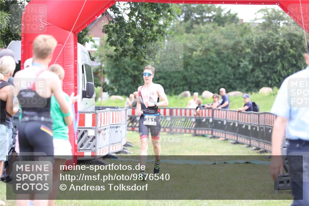 21.06.2026 - 29. Vierlanden-Triathlon Andreas Tolksdorf http://msf.ph/oto/9876540 21.06.2026 11:10:18 Ziel  meine-sportfotos.de