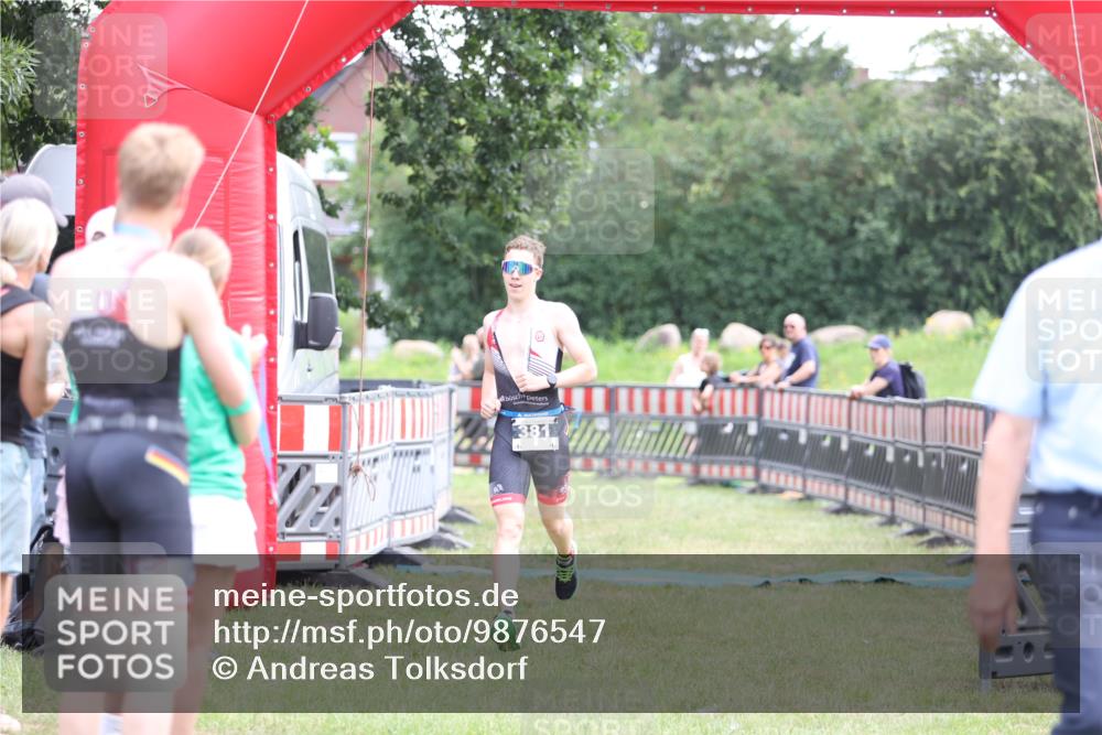 21.06.2026 - 29. Vierlanden-Triathlon Andreas Tolksdorf http://msf.ph/oto/9876547 21.06.2026 11:10:18 Ziel  meine-sportfotos.de