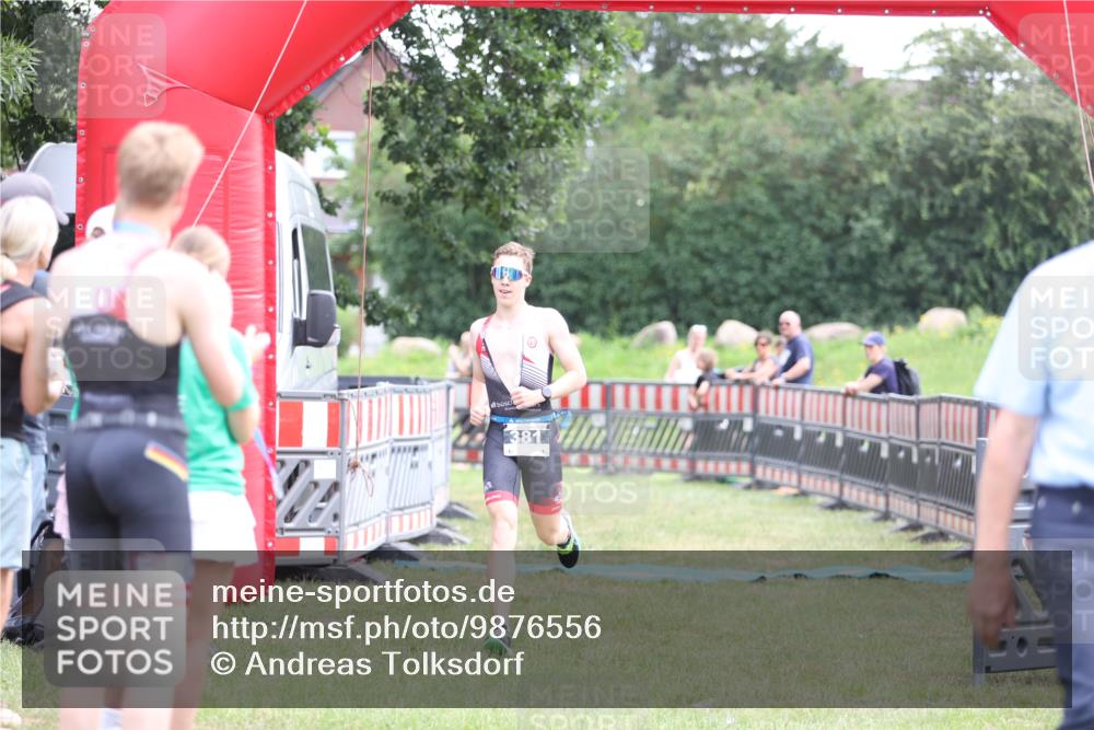 21.06.2026 - 29. Vierlanden-Triathlon Andreas Tolksdorf http://msf.ph/oto/9876556 21.06.2026 11:10:18 Ziel  meine-sportfotos.de