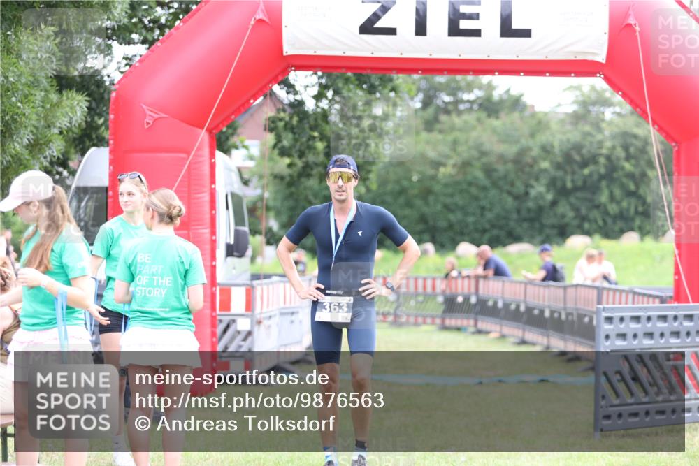 21.06.2026 - 29. Vierlanden-Triathlon Andreas Tolksdorf http://msf.ph/oto/9876563 21.06.2026 11:10:38 Ziel  meine-sportfotos.de