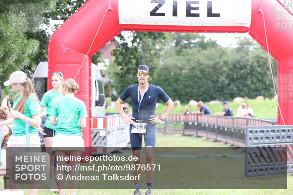 21.06.2026 - 29. Vierlanden-Triathlon Andreas Tolksdorf http://msf.ph/oto/9876571 21.06.2026 11:10:38 Ziel  meine-sportfotos.de