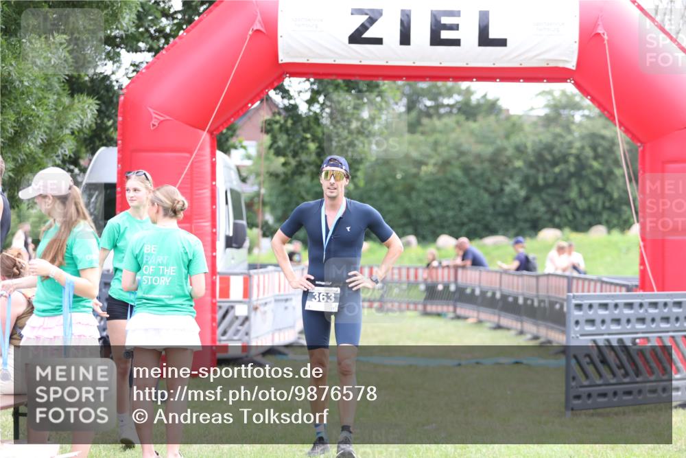 21.06.2026 - 29. Vierlanden-Triathlon Andreas Tolksdorf http://msf.ph/oto/9876578 21.06.2026 11:10:38 Ziel  meine-sportfotos.de