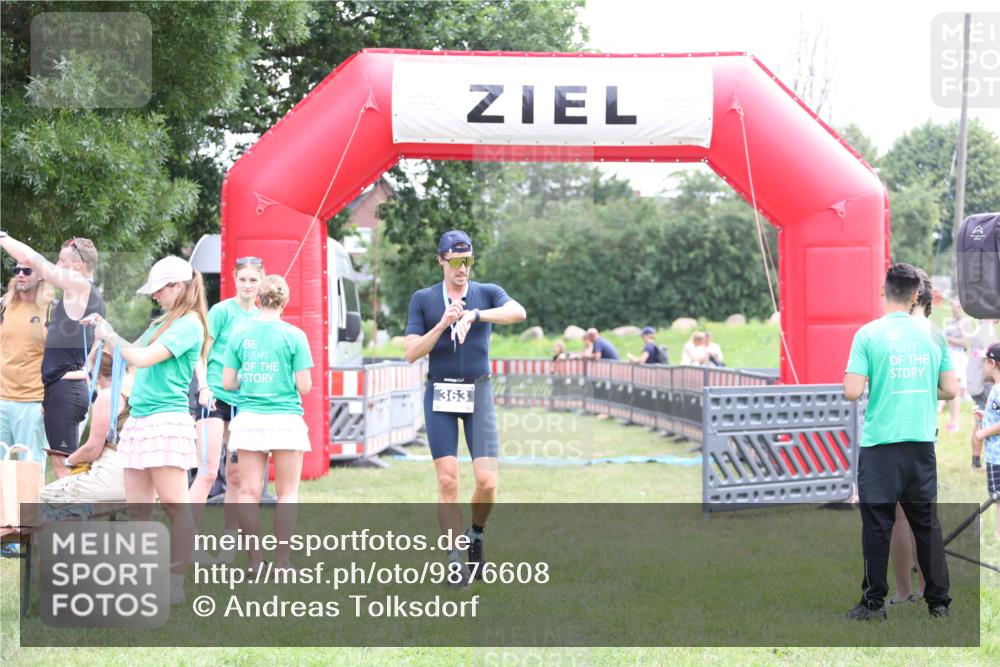 21.06.2026 - 29. Vierlanden-Triathlon Andreas Tolksdorf http://msf.ph/oto/9876608 21.06.2026 11:10:39 Ziel  meine-sportfotos.de