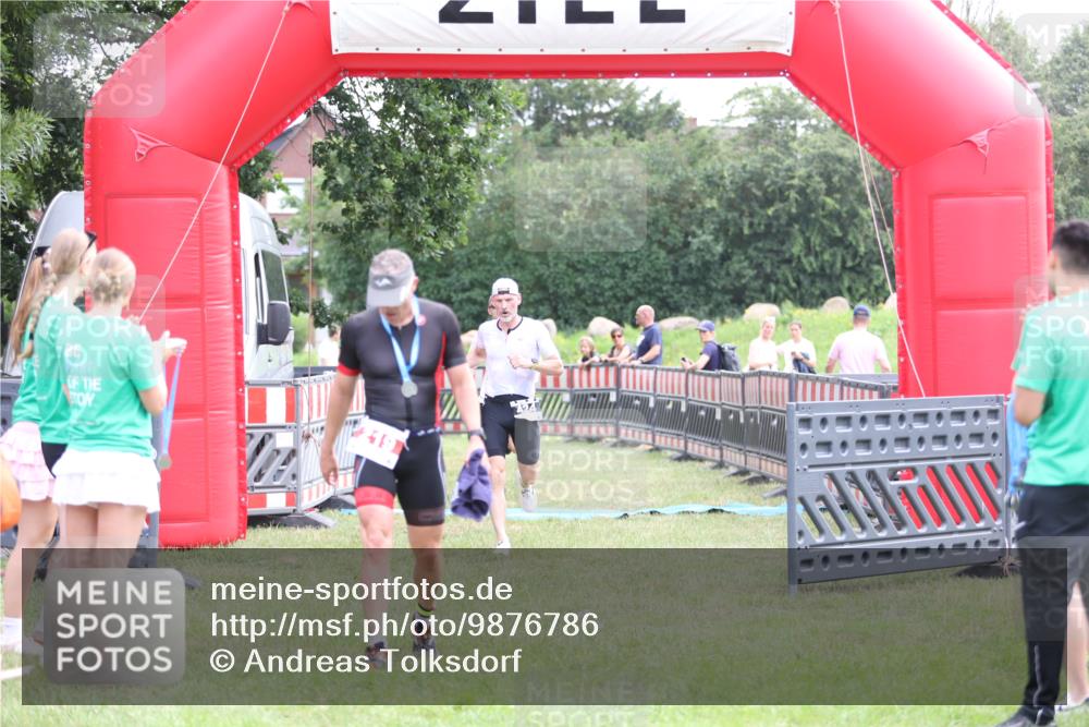 21.06.2026 - 29. Vierlanden-Triathlon Andreas Tolksdorf http://msf.ph/oto/9876786 21.06.2026 11:11:08 Ziel 354, 424, 354, 424 meine-sportfotos.de