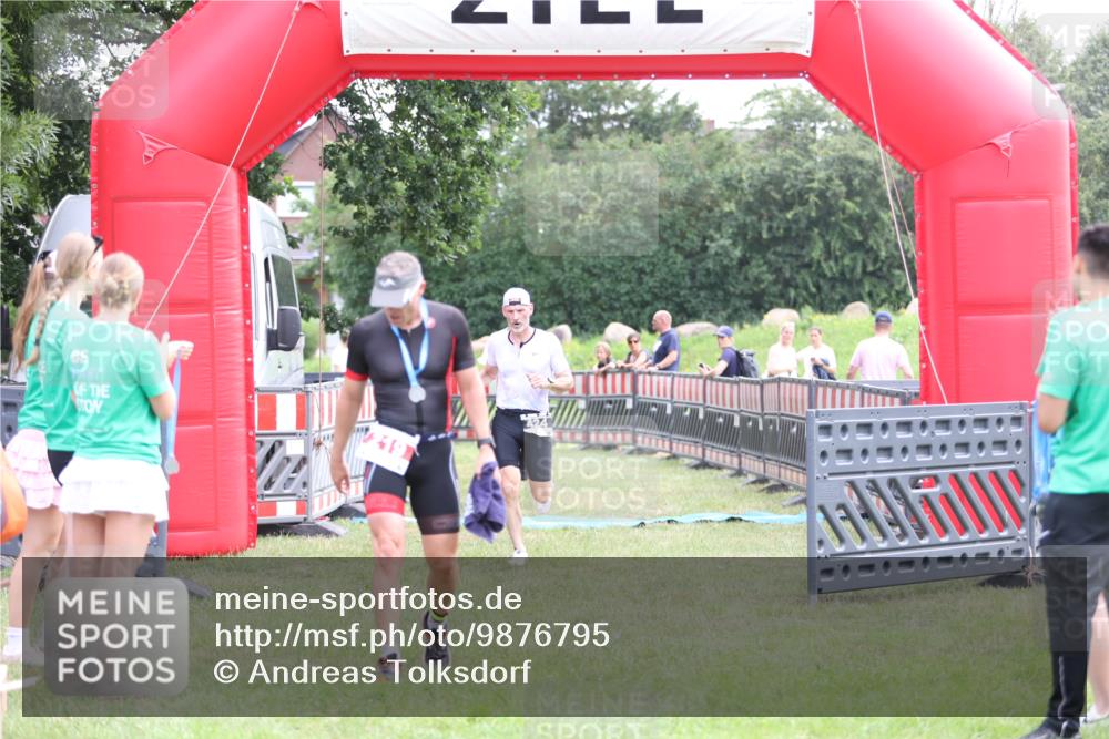 21.06.2026 - 29. Vierlanden-Triathlon Andreas Tolksdorf http://msf.ph/oto/9876795 21.06.2026 11:11:08 Ziel 354, 424, 354, 424 meine-sportfotos.de