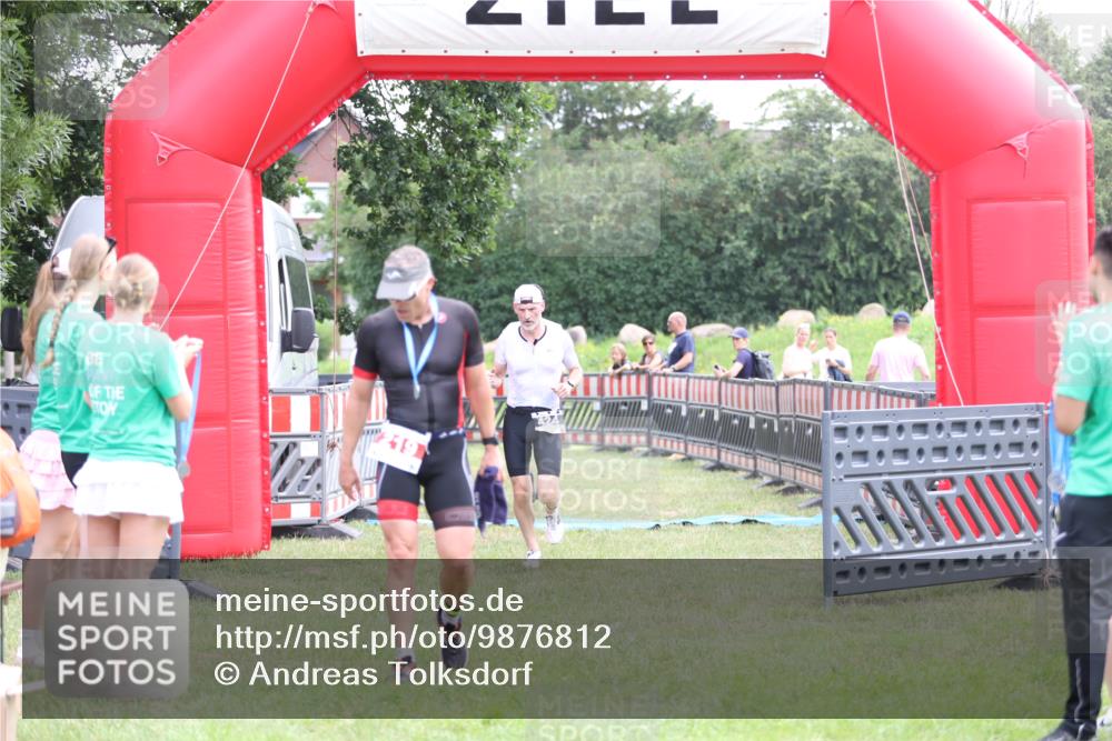 21.06.2026 - 29. Vierlanden-Triathlon Andreas Tolksdorf http://msf.ph/oto/9876812 21.06.2026 11:11:08 Ziel 354, 424, 354, 424 meine-sportfotos.de