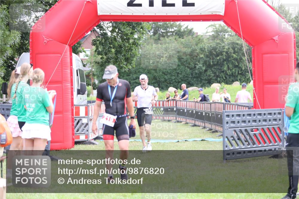 21.06.2026 - 29. Vierlanden-Triathlon Andreas Tolksdorf http://msf.ph/oto/9876820 21.06.2026 11:11:08 Ziel 354, 424, 354, 424 meine-sportfotos.de