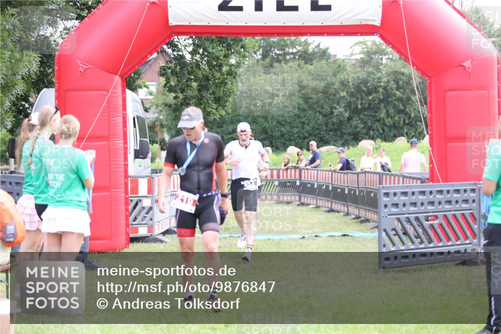21.06.2026 - 29. Vierlanden-Triathlon Andreas Tolksdorf http://msf.ph/oto/9876847 21.06.2026 11:11:08 Ziel 354, 424, 354, 424 meine-sportfotos.de