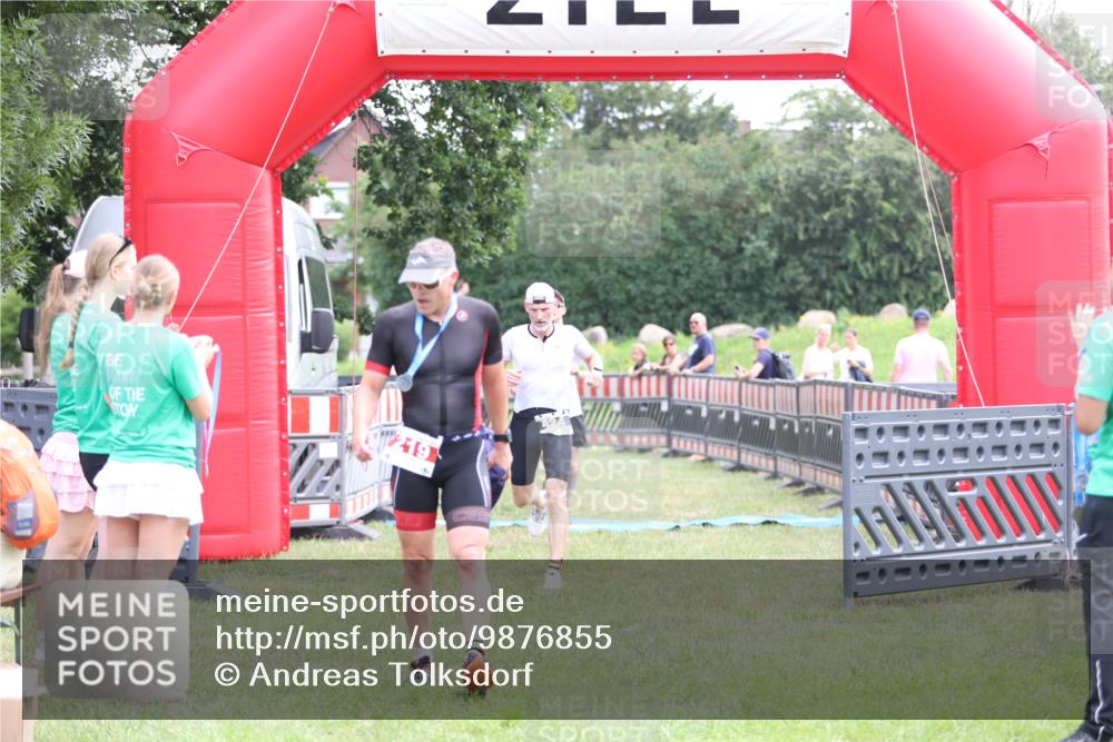 21.06.2026 - 29. Vierlanden-Triathlon Andreas Tolksdorf http://msf.ph/oto/9876855 21.06.2026 11:11:08 Ziel 354, 424, 354, 424 meine-sportfotos.de