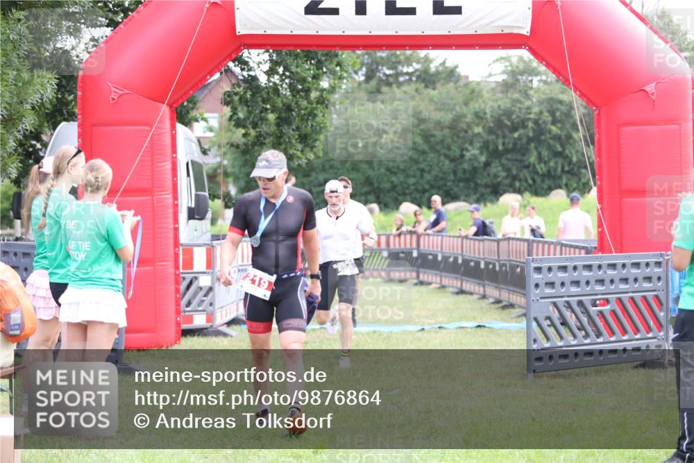 21.06.2026 - 29. Vierlanden-Triathlon Andreas Tolksdorf http://msf.ph/oto/9876864 21.06.2026 11:11:08 Ziel 354, 424, 354, 424 meine-sportfotos.de