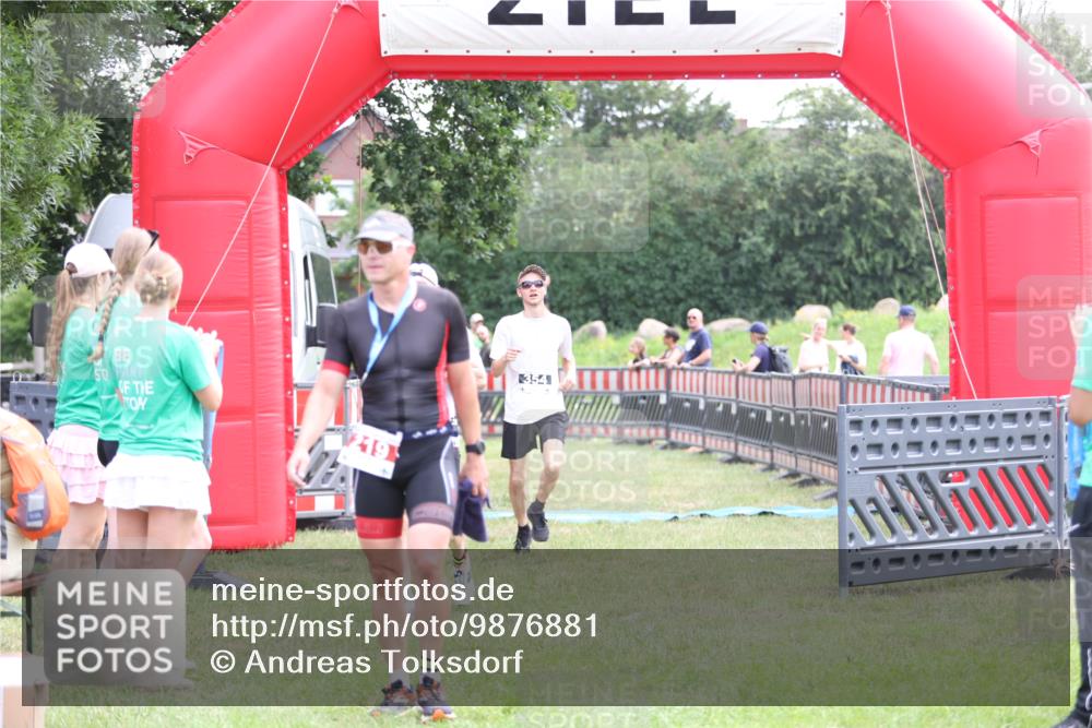 21.06.2026 - 29. Vierlanden-Triathlon Andreas Tolksdorf http://msf.ph/oto/9876881 21.06.2026 11:11:10 Ziel 354, 424, 354, 424 meine-sportfotos.de