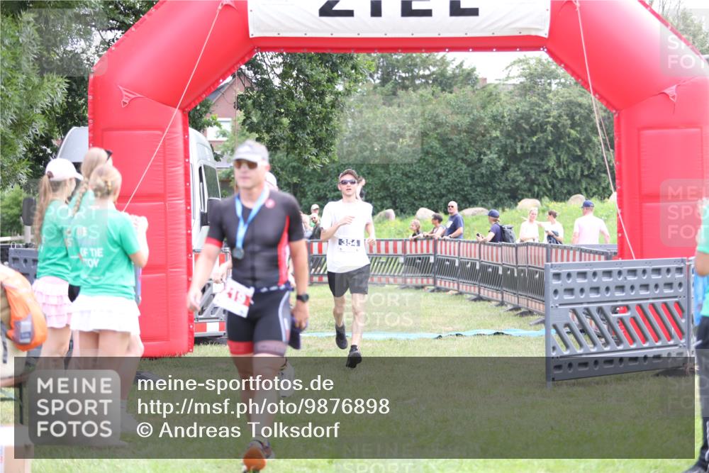 21.06.2026 - 29. Vierlanden-Triathlon Andreas Tolksdorf http://msf.ph/oto/9876898 21.06.2026 11:11:10 Ziel 354, 424, 354, 424 meine-sportfotos.de
