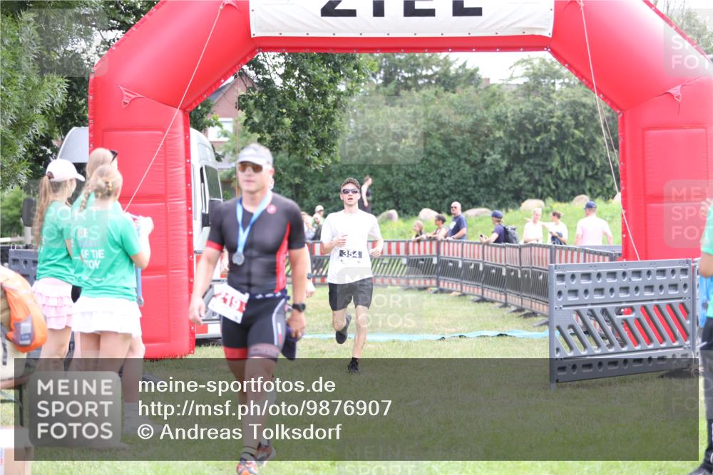 21.06.2026 - 29. Vierlanden-Triathlon Andreas Tolksdorf http://msf.ph/oto/9876907 21.06.2026 11:11:10 Ziel 354, 424, 354, 424 meine-sportfotos.de