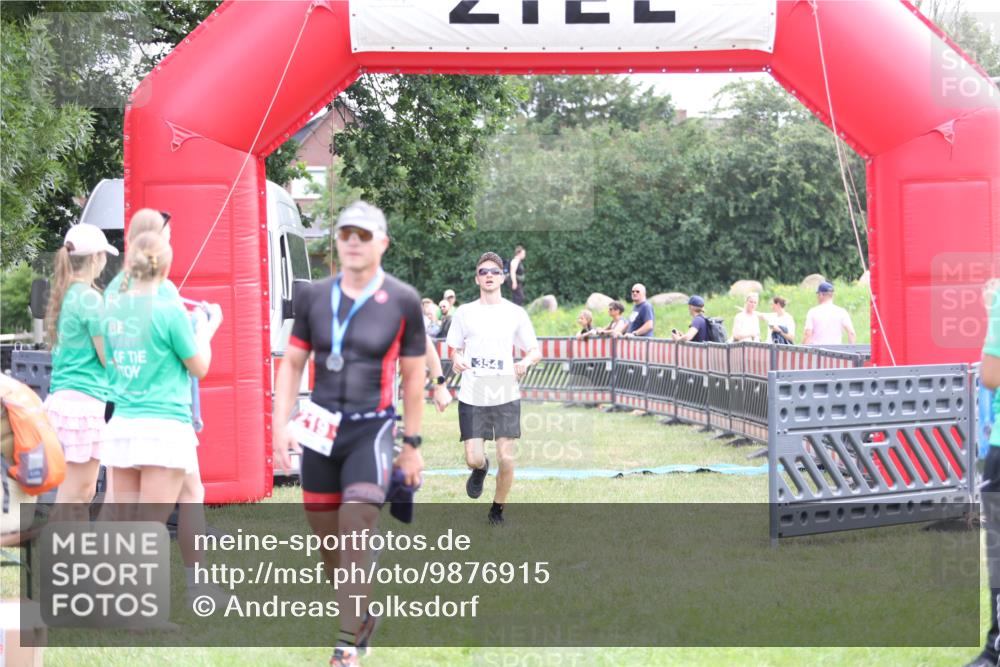 21.06.2026 - 29. Vierlanden-Triathlon Andreas Tolksdorf http://msf.ph/oto/9876915 21.06.2026 11:11:10 Ziel 354, 424, 354, 424 meine-sportfotos.de